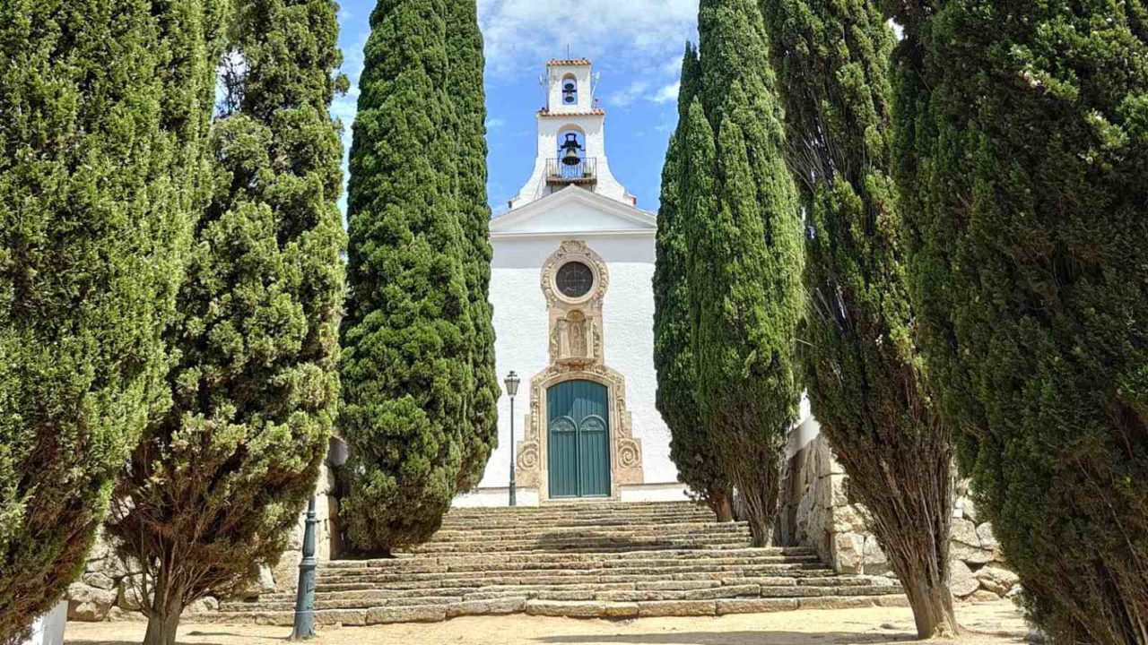 Iglesia de Nuestra Señora de la Esperanza, elevada sobre el cerro más alto de S’Agaró. Obra del arquitecto Francisco Folguera (1891-1960), fue inaugurada tres años después de la Guerra Civil, el 16 de julio de 1942. Celebraciones como la misa de Gallo eran muy concurridas. 