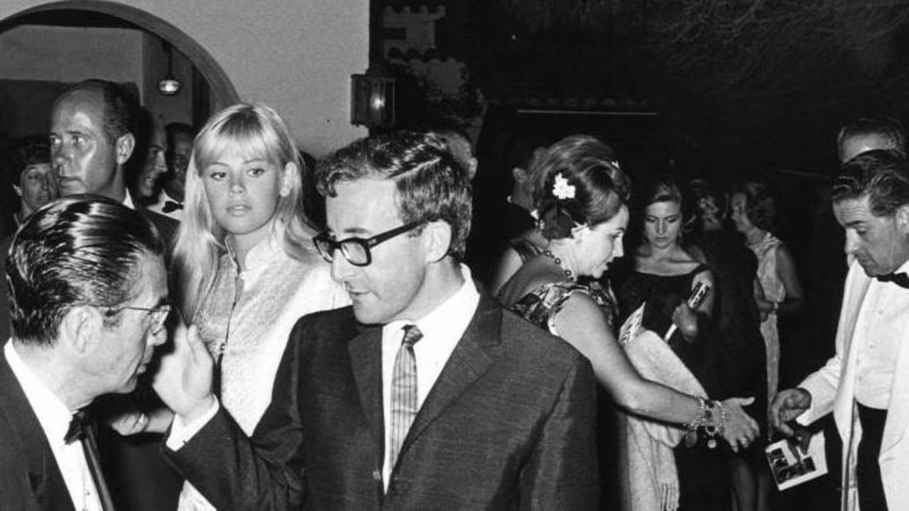 El comediante británico Peters Sellers con su esposa Britt Ekland en su visita privada al establecimiento.