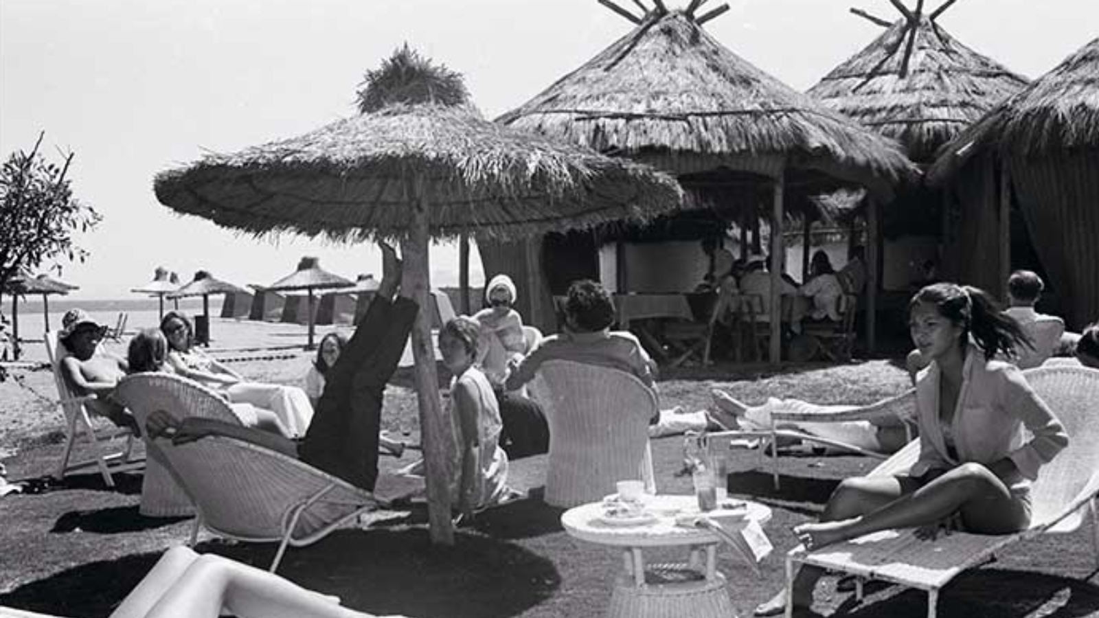 imagen en blanco y negro con hamacas y sombrillas de club el octógono en Sotogrande
