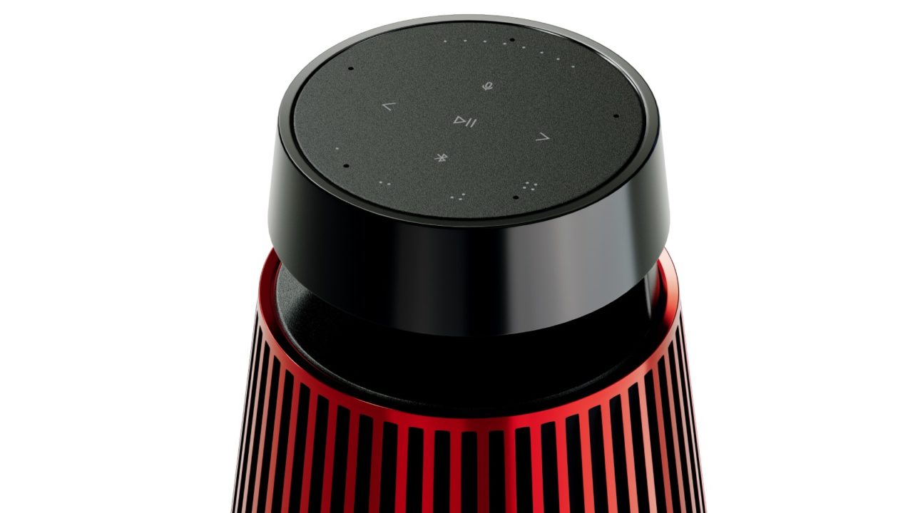 Control de volumen y ajustes con una superficie táctil en negro, en la parte superior del Beosound 2 Ferrari Edition.