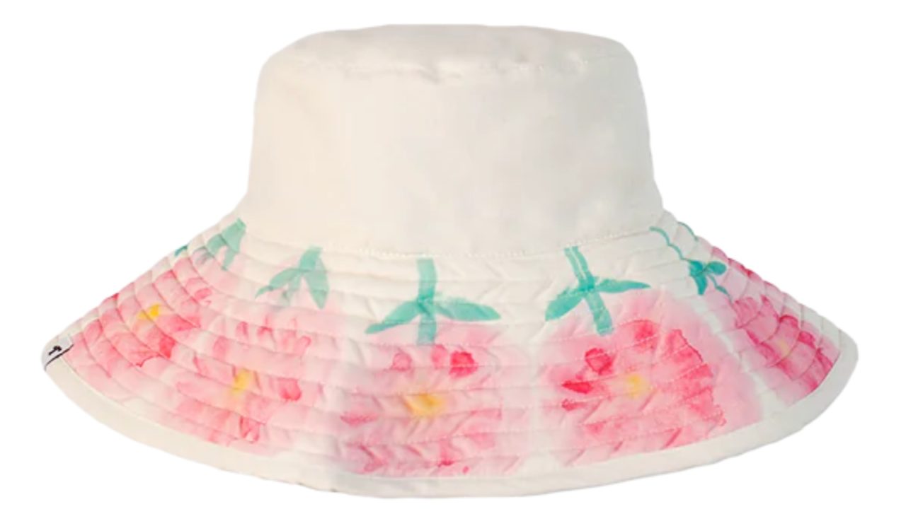 sombrero romualda Modelo Peonía Gran Bucket,  con ala de 12 cm y forro de algodón, 230 euros.