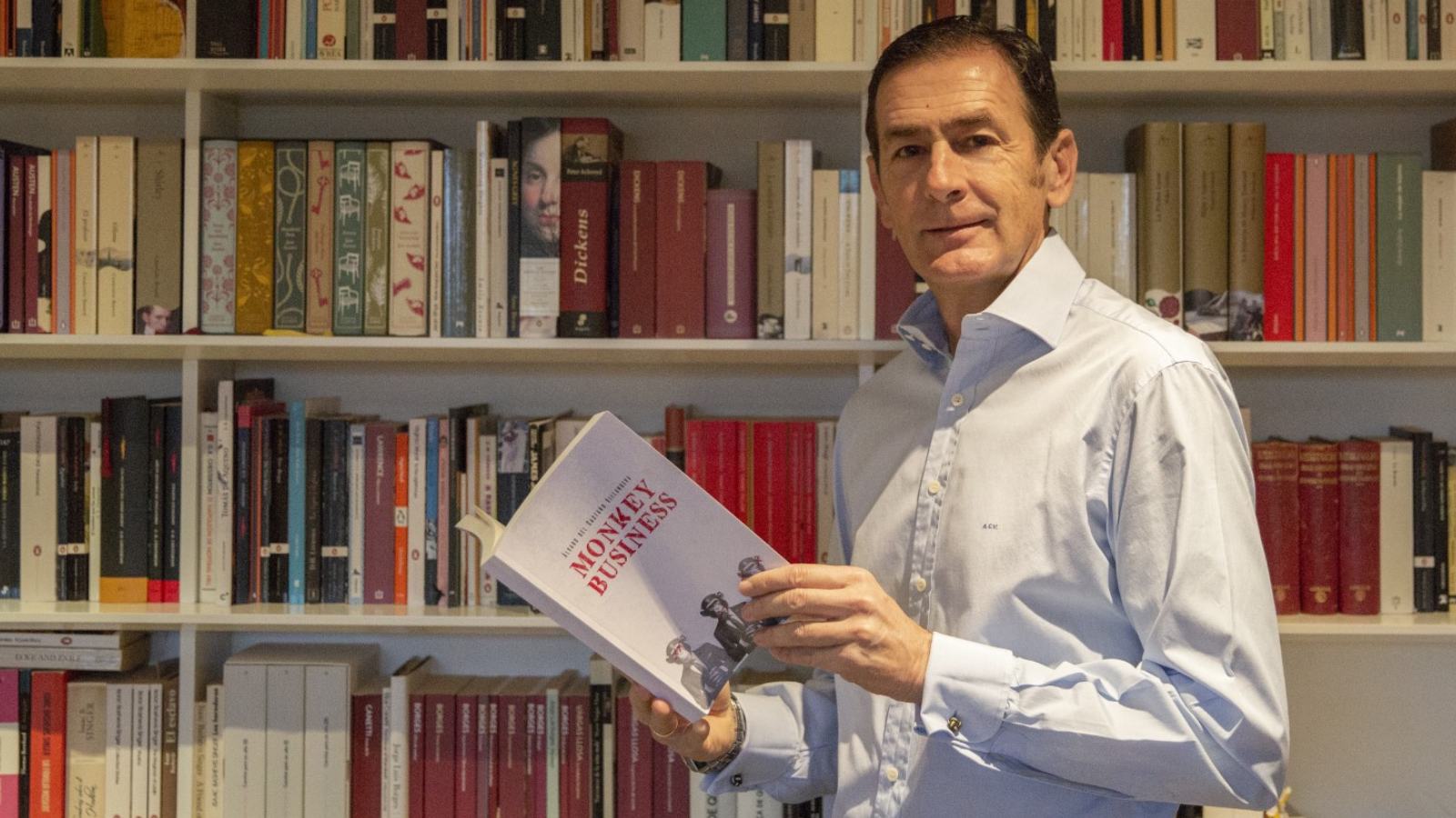 Álvaro del Castaño recupera la novela por entregas con el thriller político Monkey Business