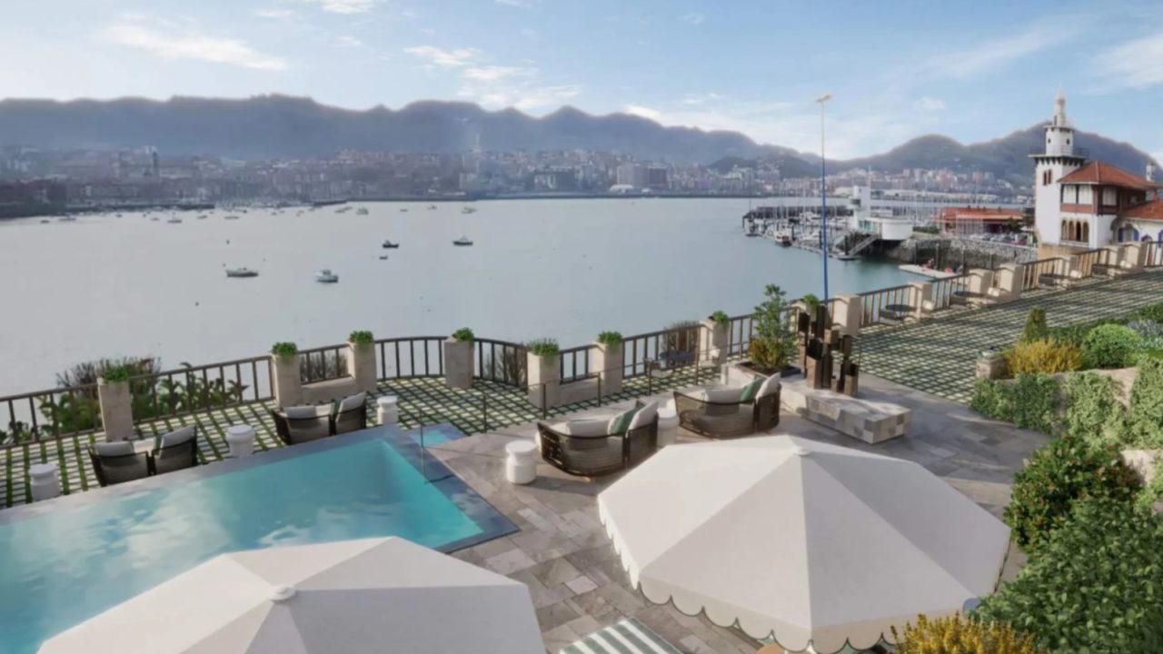 El hotel Palacio Arriluce está situado junto al puerto deportivo. Imagen de la exclusiva terraza con piscina y poolbar La Ría.